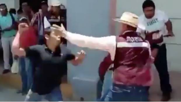 VIDEO: Supuestos periodistas se agarran a golpes con militantes de Morena en Veracruz. Noticias en tiempo real