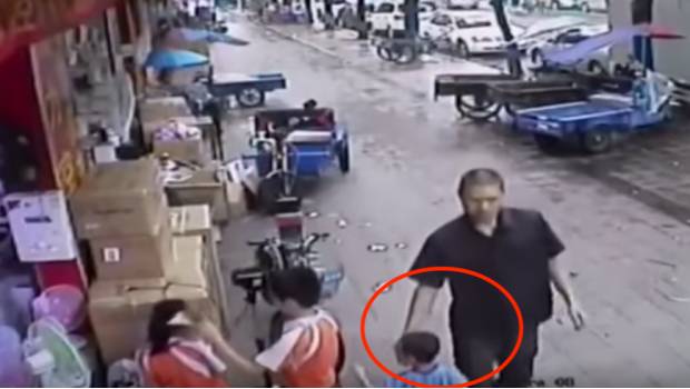 Muestra Niño Este Te Video Robar Es Lo Fácil Que Un A Rj5AL4Sc3q