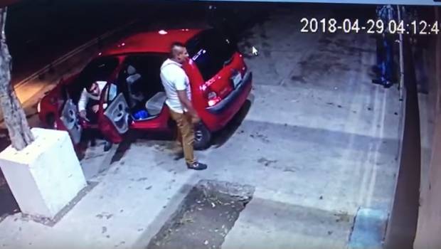 VIDEO: Captan momento en que sujeto dispara contra 'cadenero' de Bar Sambuca, en la CDMX. Noticias en tiempo real