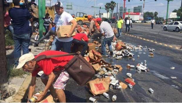 Aprovechan choque de camión con cerveza para rapiña en Nuevo León. Noticias en tiempo real