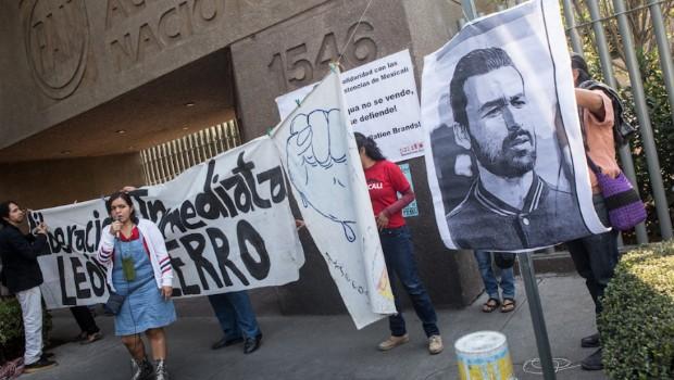 Regresan protestas a la sede del PAN; exigen libertad de León Fierro. Noticias en tiempo real