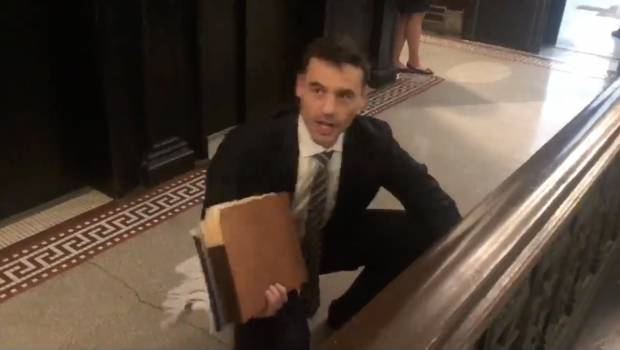 Abogado racista insulta y amenaza a meseros que hablan español — Nueva York Abogado racista insulta y amenaza a meseros que hablan español — Nueva York