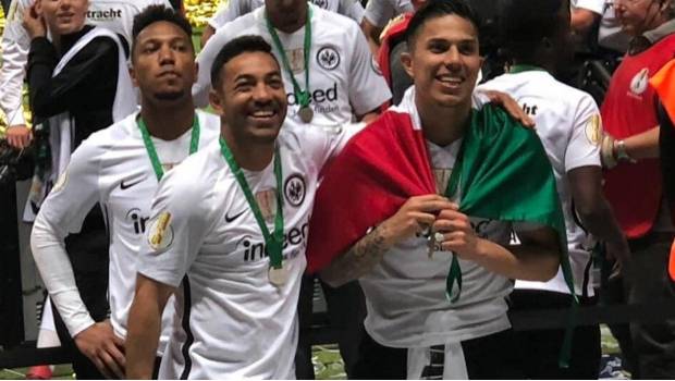 Marco Fabián y Carlos Salcedo celebraron título de Copa con auténtico 'baño' de cerveza (VIDEO). Noticias en tiempo real