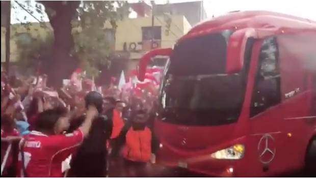 Fans brindan recibimiento “europeo” al Toluca previo a Gran Final (VIDEO). Noticias en tiempo real