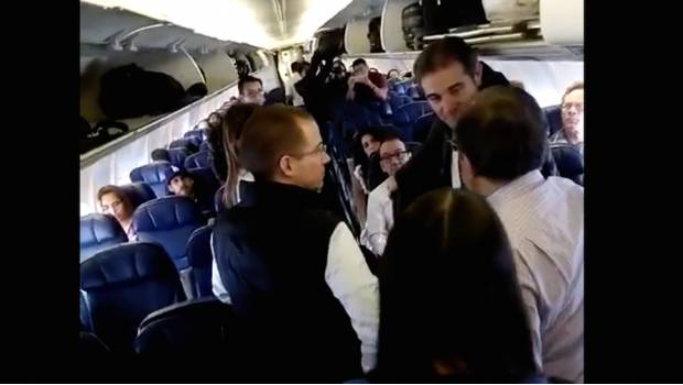 VIDEO: Qué coincidencia, se encuentran en el mismo vuelo, Anaya, Cuevas y Córdova. Noticias en tiempo real