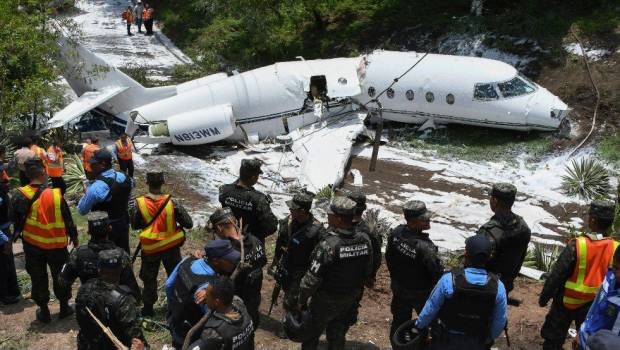 Avión de EU sale de pista y se estrella en Honduras. Noticias en tiempo real