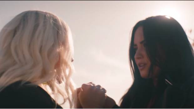 Christina Aguilera y Demi Lovato estrenan video de Fall In Love. Noticias en tiempo real