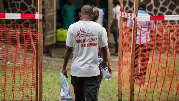 Abandonan 3 pacientes con Ébola hospital; 2 fallecieron. Noticias en tiempo real