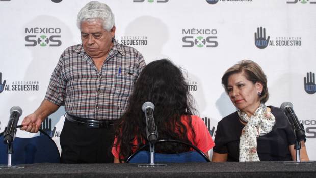 Miranda de Wallace exhibe a supuestas víctimas de Nestora Salgado. Noticias en tiempo real