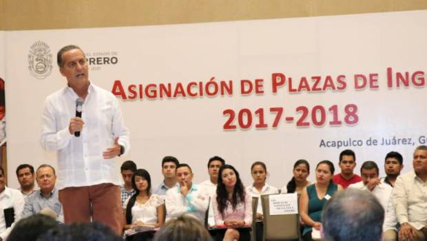 Guerrero cumple con entrega  de plazas a docentes. Noticias en tiempo real