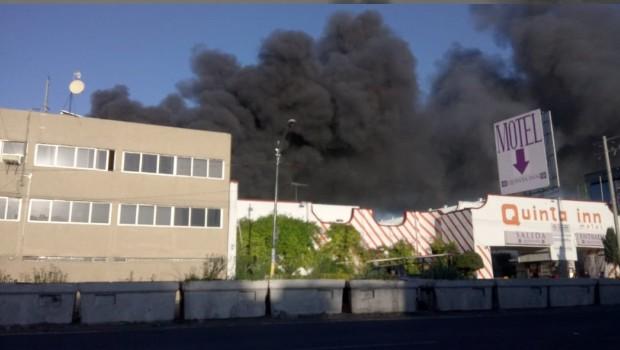 Se incendia fábrica en Granjas San Antonio, Iztapalapa. Noticias en tiempo real