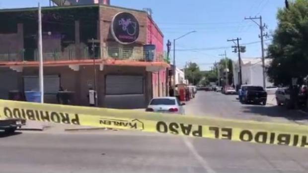 Sorprenden policías a hombres sacando un cadáver de un bar de Monterrey. Noticias en tiempo real