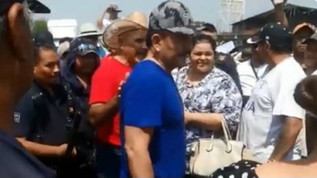 Reciben con mariachis a "El abuelo" en Temalcatepec (VIDEO). Noticias en tiempo real