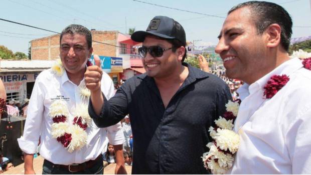 Julión Álvarez aparece en mitin de candidato a gobernador de Morena. Noticias en tiempo real