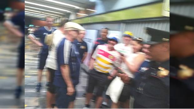 Roban celulares a fans de selección de Escocia en el Metro. Noticias en tiempo real