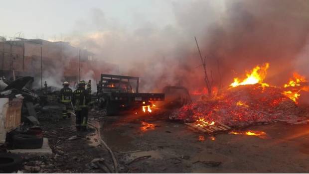 VIDEO: Fuerte incendio consume maderería en Iztapalapa. Noticias en tiempo real