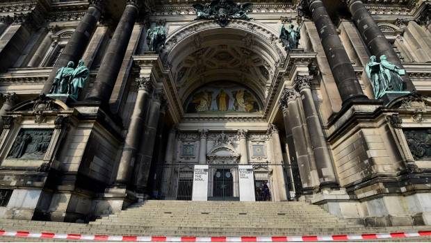 Un policía abre fuego contra un hombre en la Catedral de Berlín