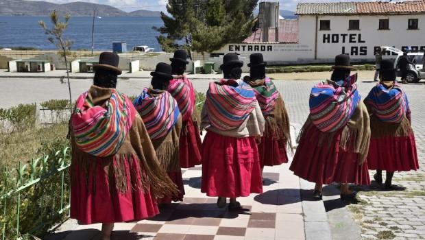 Mujeres indígenas limpian el Titicaca, su lago sagrado. Noticias en tiempo real