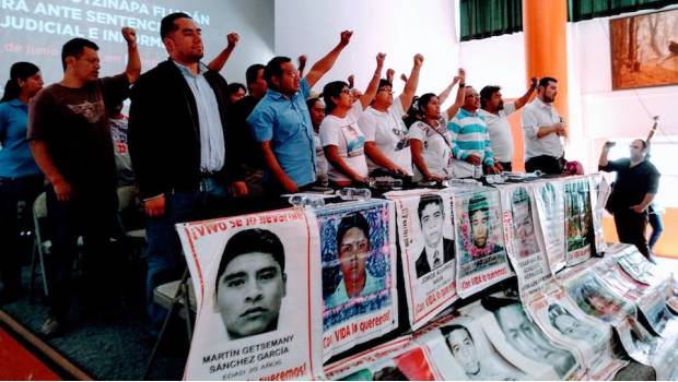 Padres de desaparecidos de Ayotzinapa exigen a EPN acatar fallo de tribunal. Noticias en tiempo real