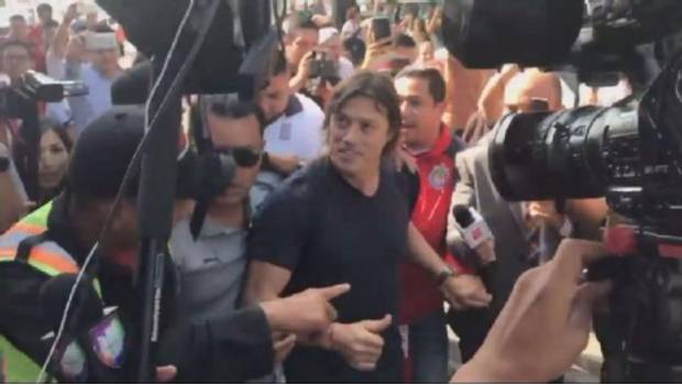 Entre lágrimas y gran alboroto, fans reciben a Almeyda en su llegada a México. Noticias en tiempo real