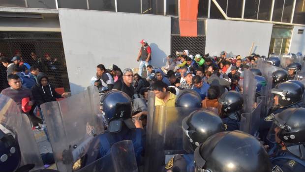 Maestros acuden a CNDH para denunciar represión y acoso policiaco. Noticias en tiempo real