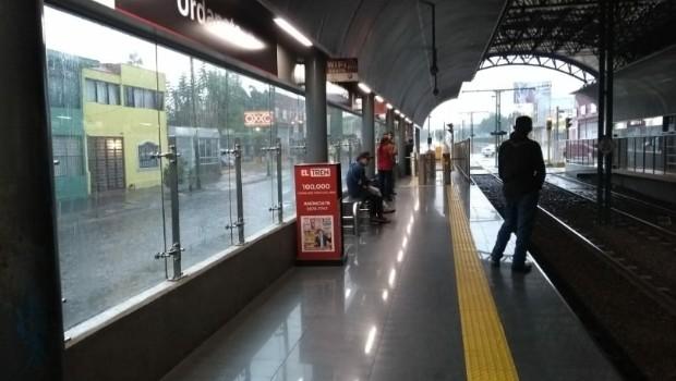 Lluvia anega Línea 1 de Tren Ligero en Guadalajara. Noticias en tiempo real