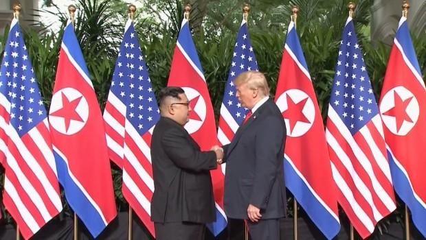 Histórico apretón de manos entre Kim Jong-un y Trump. Noticias en tiempo real