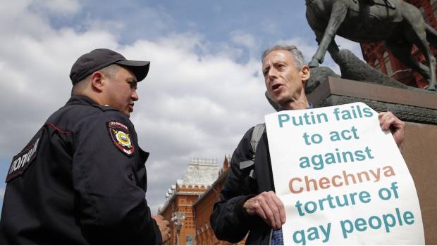 Activista gay arrestado en Moscú durante la primera jornada mundialista. Noticias en tiempo real
