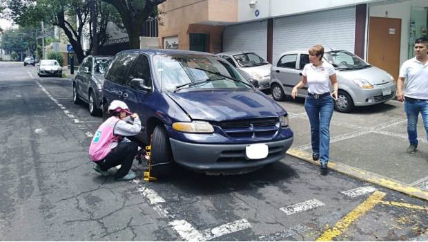 Colocan 'araña' a vehículo de Lorena Osornio. Noticias en tiempo real