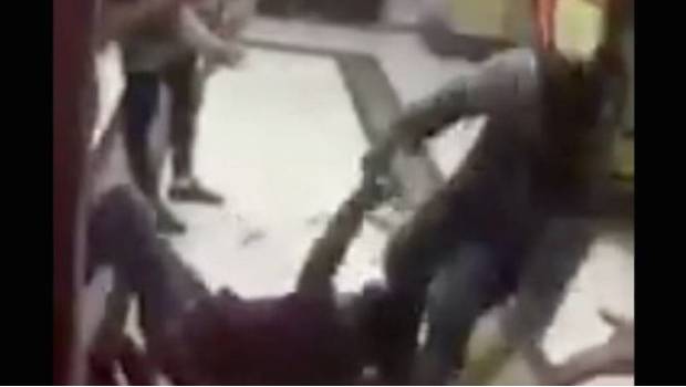 VIDEO: Fans mexicanos protagonizan pelea en centro comercial de Rusia. Noticias en tiempo real