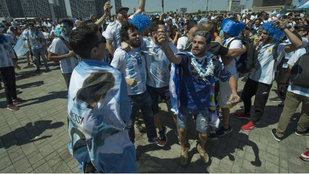 VIDEO: Hinchada argentina le pone sabor a la previa del partido ante Islandia. Noticias en tiempo real