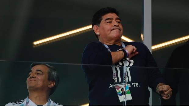 ¿Sigues, comezón? Escándalo en redes por gestos de Maradona (VIDEO). Noticias en tiempo real