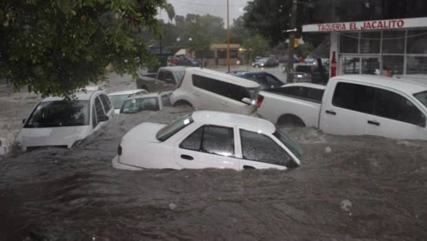 VIDEO: Lluvia arrastra automóviles en calles de Aguascalientes. Noticias en tiempo real