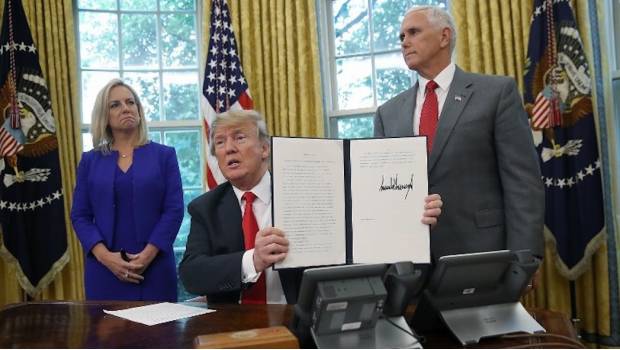 Trump firma decreto para detener política de separación de familias en la frontera. Noticias en tiempo real