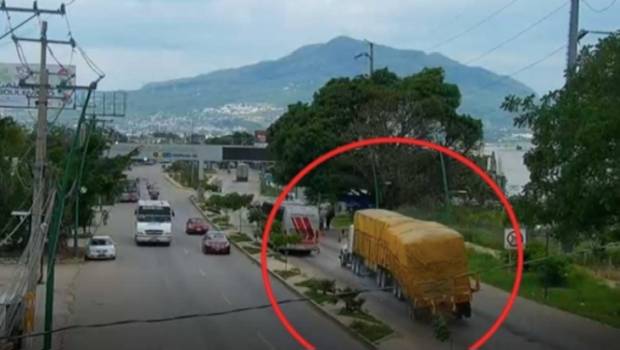 VIDEO: Así pasó el tráiler sin frenos que mató a 7 personas en Chiapas. Noticias en tiempo real