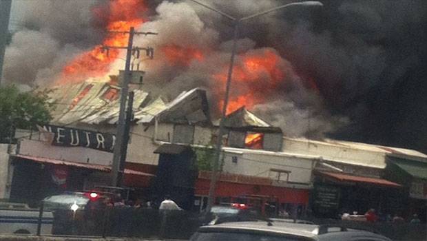 Voraz incendio consume negocios en zona comercial al sur de Monterrey. Noticias en tiempo real