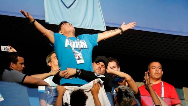 Paramédicos tratan a Maradona tras partido de Argentina contra Nigeria. Noticias en tiempo real