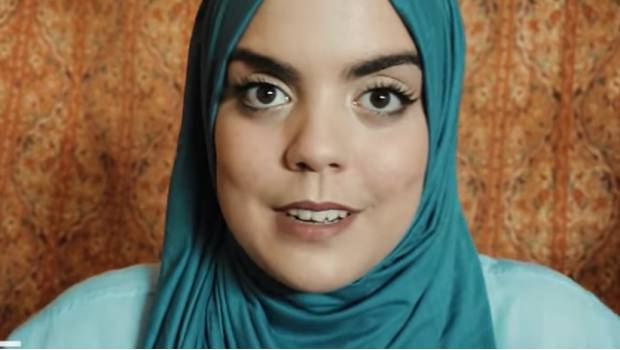 La llaman a entrevista de trabajo para discriminarla por usar hijab. Noticias en tiempo real