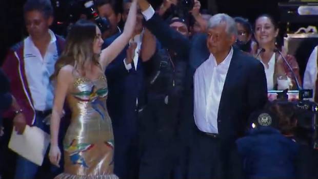 VIDEO: Belinda y AMLO protagonizan emotivo saludo en el Estadio Azteca. Noticias en tiempo real