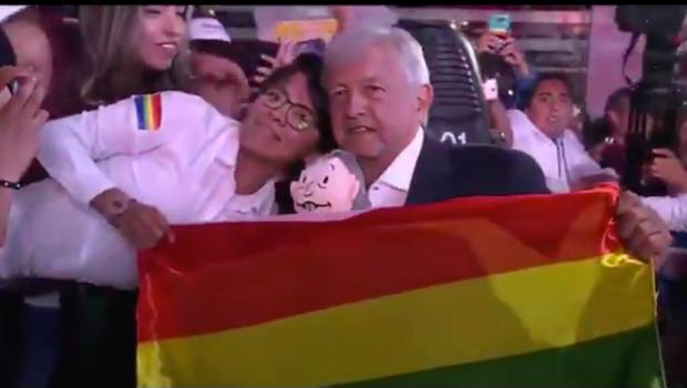 Posa AMLO con bandera LGBTI durante cierre de campaña en el Azteca. Noticias en tiempo real