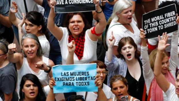Arrestan a 600 mujeres que se manifestaron contra separación de familias migrantes en EU. Noticias en tiempo real