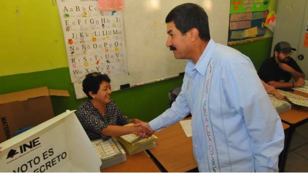 Vota Corral en Ciudad Juárez; denuncia compra de votos en Chihuahua. Noticias en tiempo real
