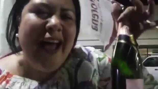 La “senadora del pueblo” celebra triunfo de Morena con norteño y champagne (VIDEO). Noticias en tiempo real