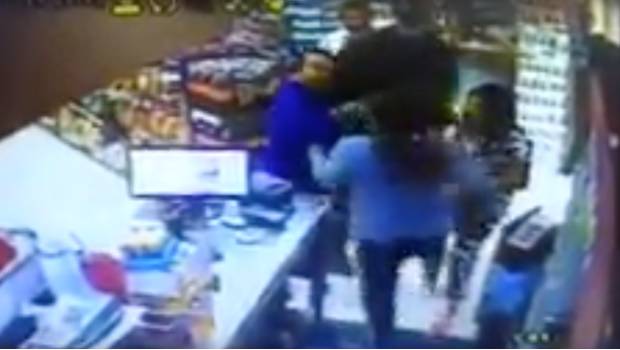 Golpea a dependienta de tienda en Aguascalientes por no aceptar billete roto (VIDEO). Noticias en tiempo real