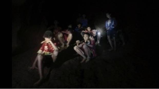 Elon Musk ofrece ayuda para rescatar a niños atrapados en cueva de Tailandia. Noticias en tiempo real
