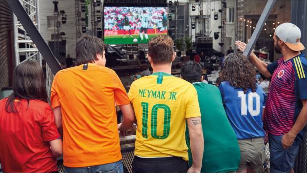 Con playeras de futbol, activistas forman bandera de arcoíris en Rusia. Noticias en tiempo real