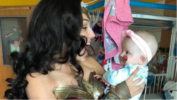 Gal Gadot visita a niños hospitalizados vestida de Mujer Maravilla. Noticias en tiempo real