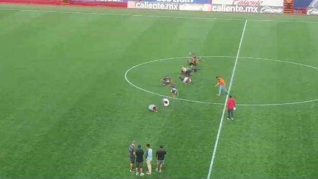 VIDEO: Aficionados de Xolos se suman al #NeymarChallenge rodando hasta la portería. Noticias en tiempo real
