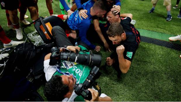 Selección de Croacia pisotea y besa a fotógrafo. Noticias en tiempo real