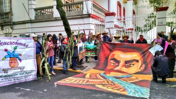 "Tierra sí aviones no", piden campesinos de Atenco afuera de casa de campaña de AMLO. Noticias en tiempo real